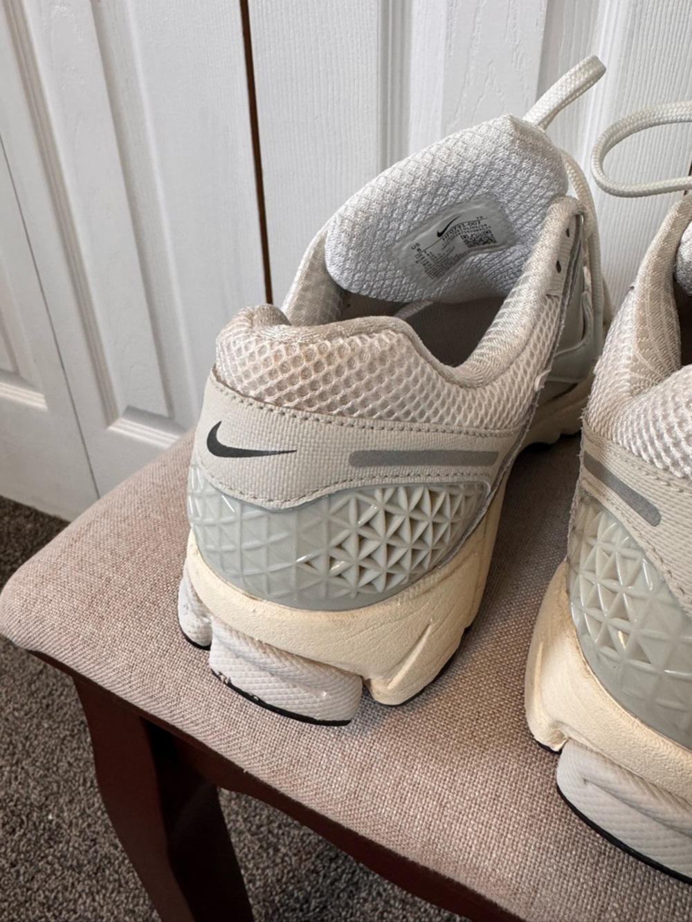 Mens Nike Zoom Vomero 5 Running Sneaker Cream/Light Gray Size 8 Sign Light Wear - Picture 7 of 12